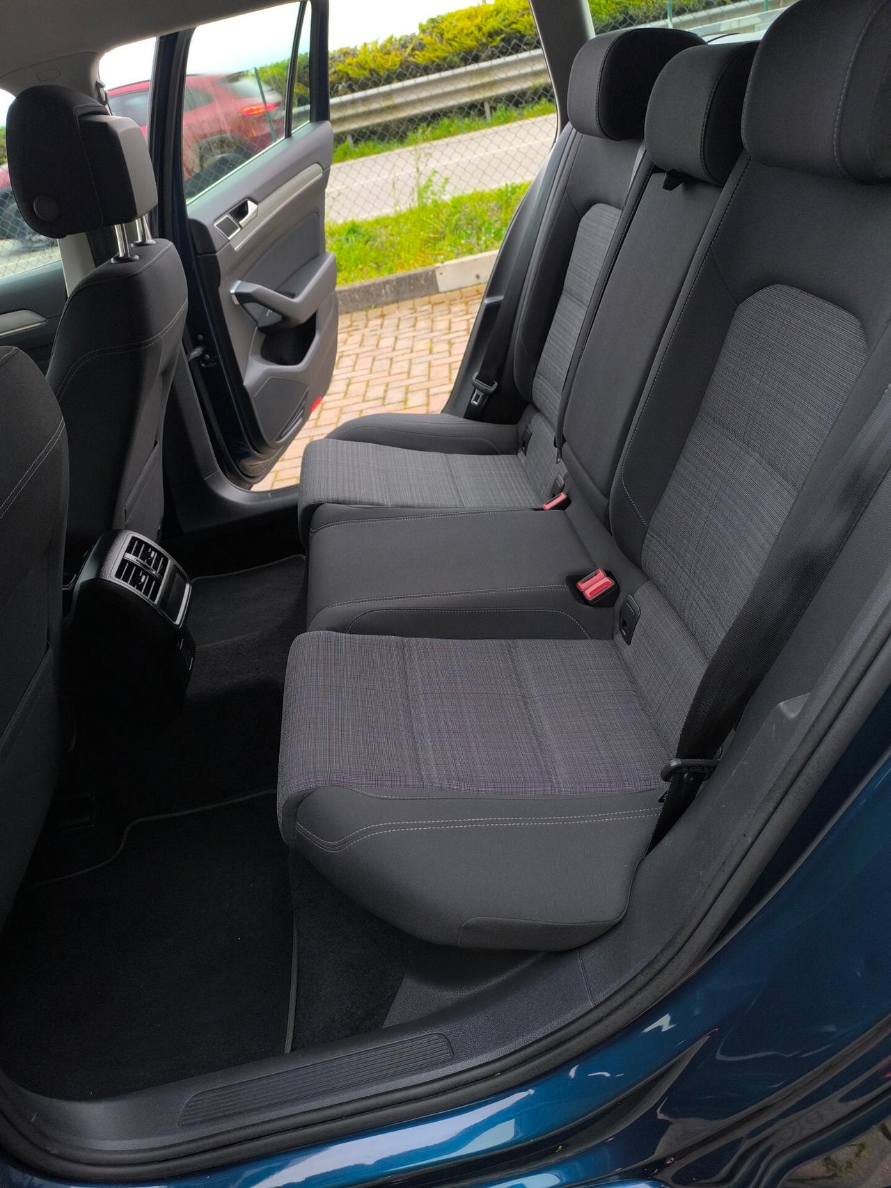 Volkswagen Passat Variant 1.6 TDI SCR DSG Business BMT