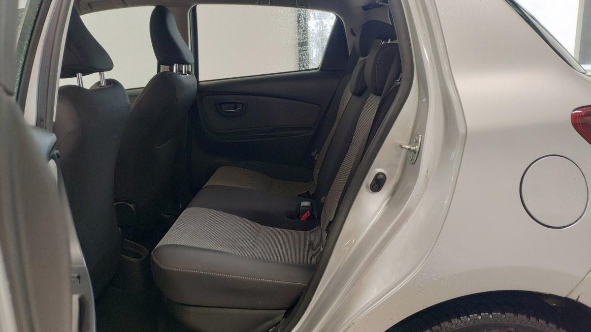 TOYOTA Yaris SOLO PER COMMERCIANTI AUTO SENZA GARANZIA