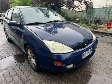 Ford focus 2000 benzina 1.6 5 porte macchina a posto