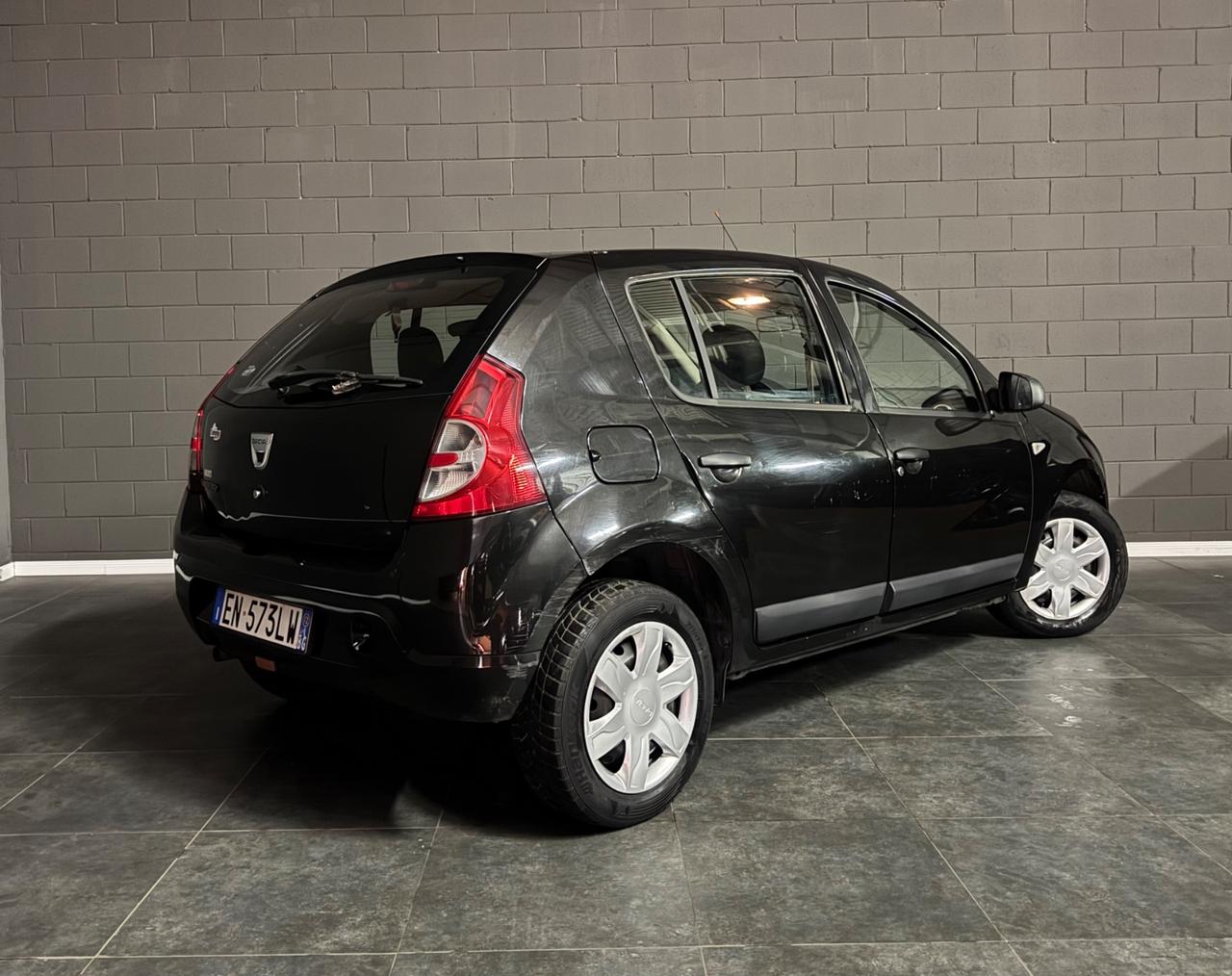 Dacia Sandero 1.2 16V Embleme Adatta a neopatentati
