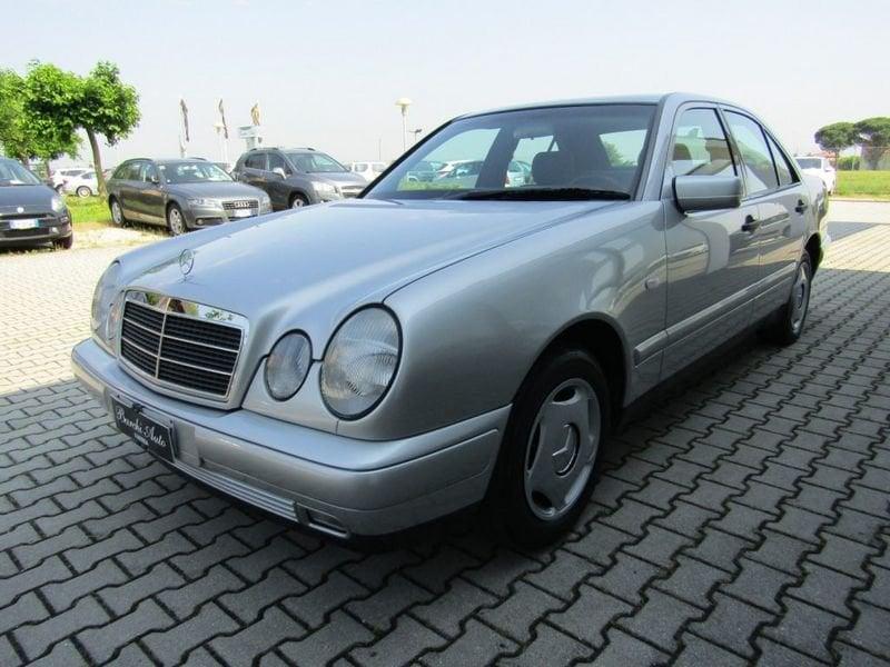 Mercedes-Benz Classe E E 200 cat Classic QUATTRO FARI - UNICO PROPRIETARIO