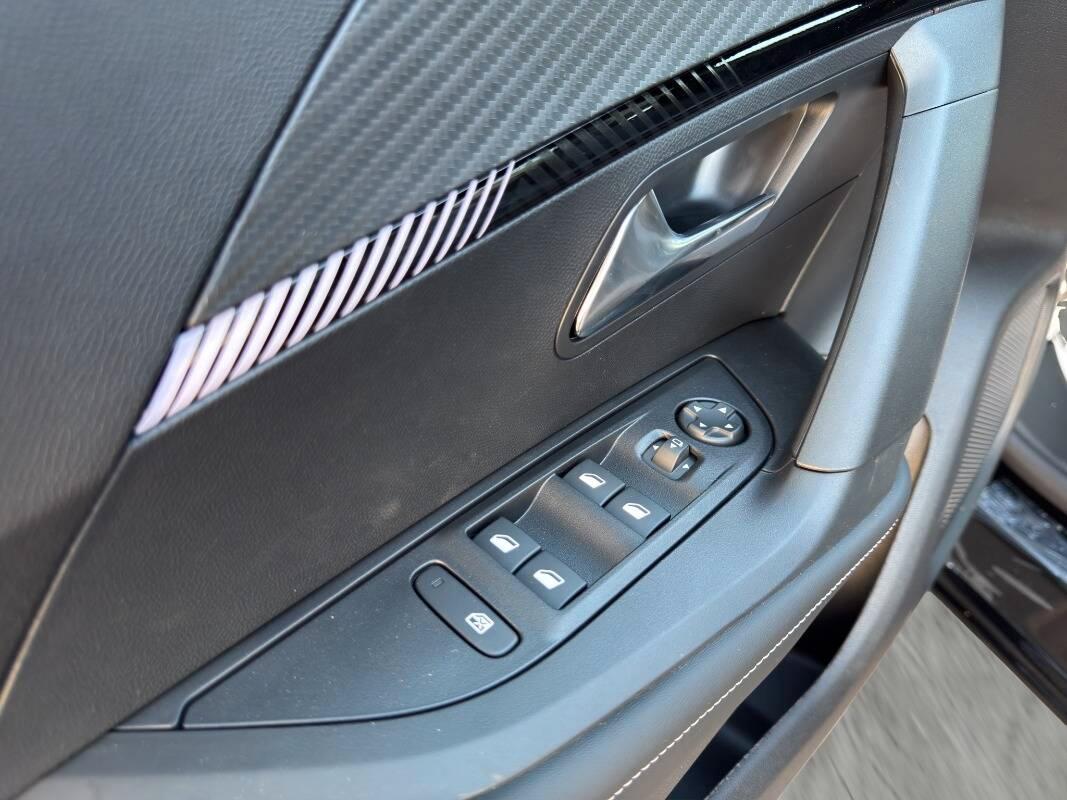 Peugeot 2008 1.2 hybrid Allure 145cv e-dcs6 Con NAVIGATORE