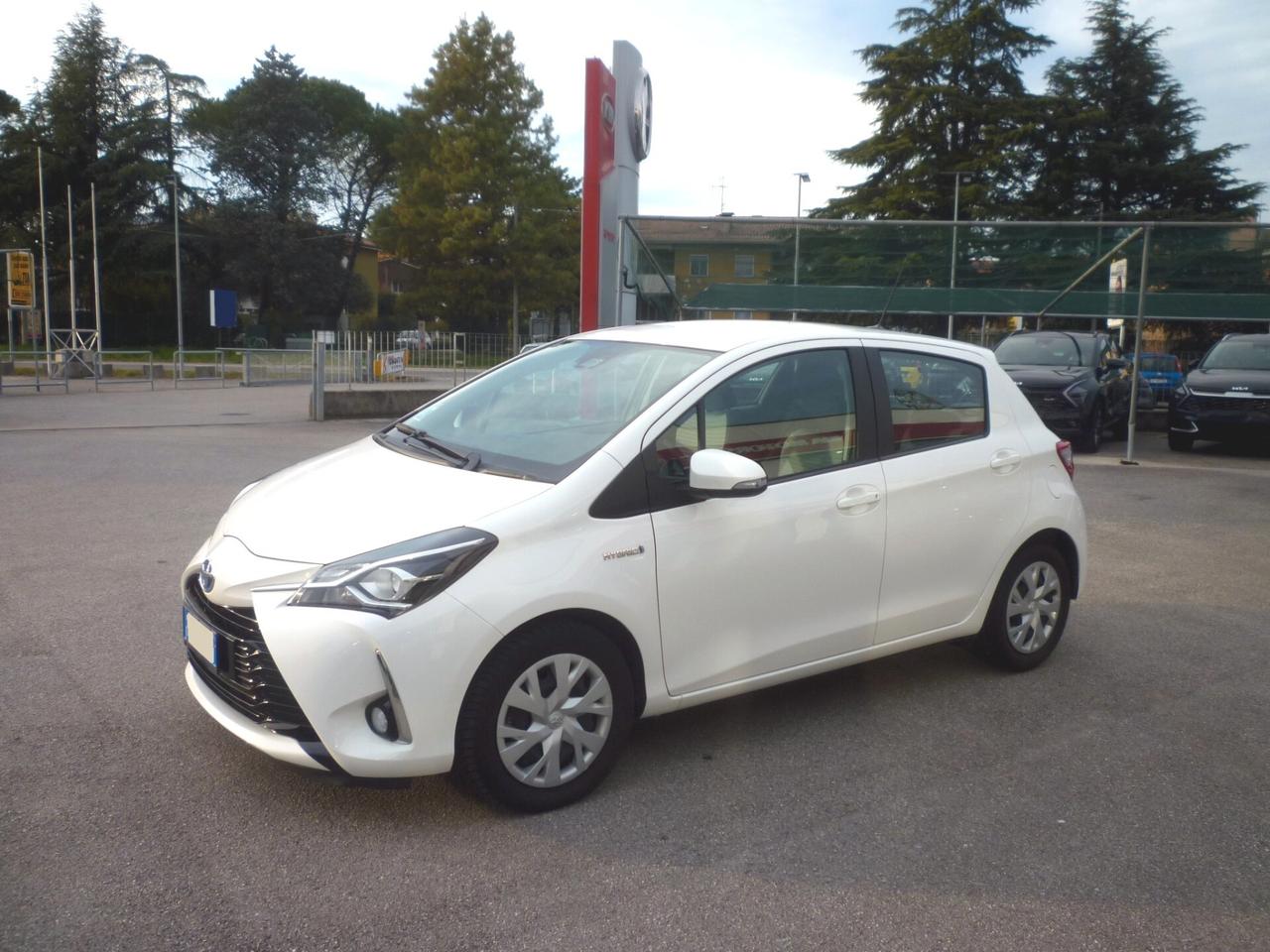 TOYOTA Yaris 1.5 Hybrid 5 porte Business BIANCO 2020