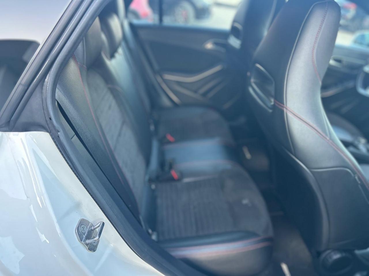 Mercedes-Benz CLA 180 Premium CLA 180 #8250