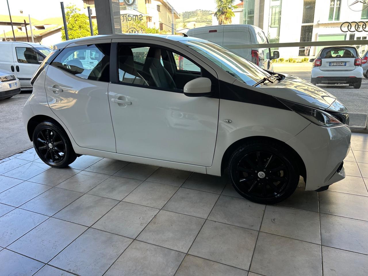 Toyota Aygo 1.0 VVT-i 69 CV 5 porte Cambio AUTOM.