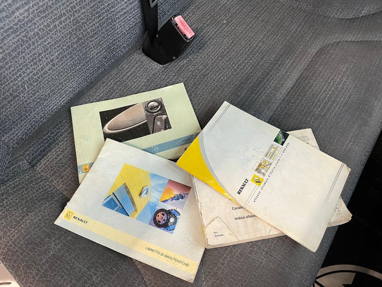 Renault Trafic T29 2.0 dCi/90 PL-TN Passenger Confort 9 POSTI