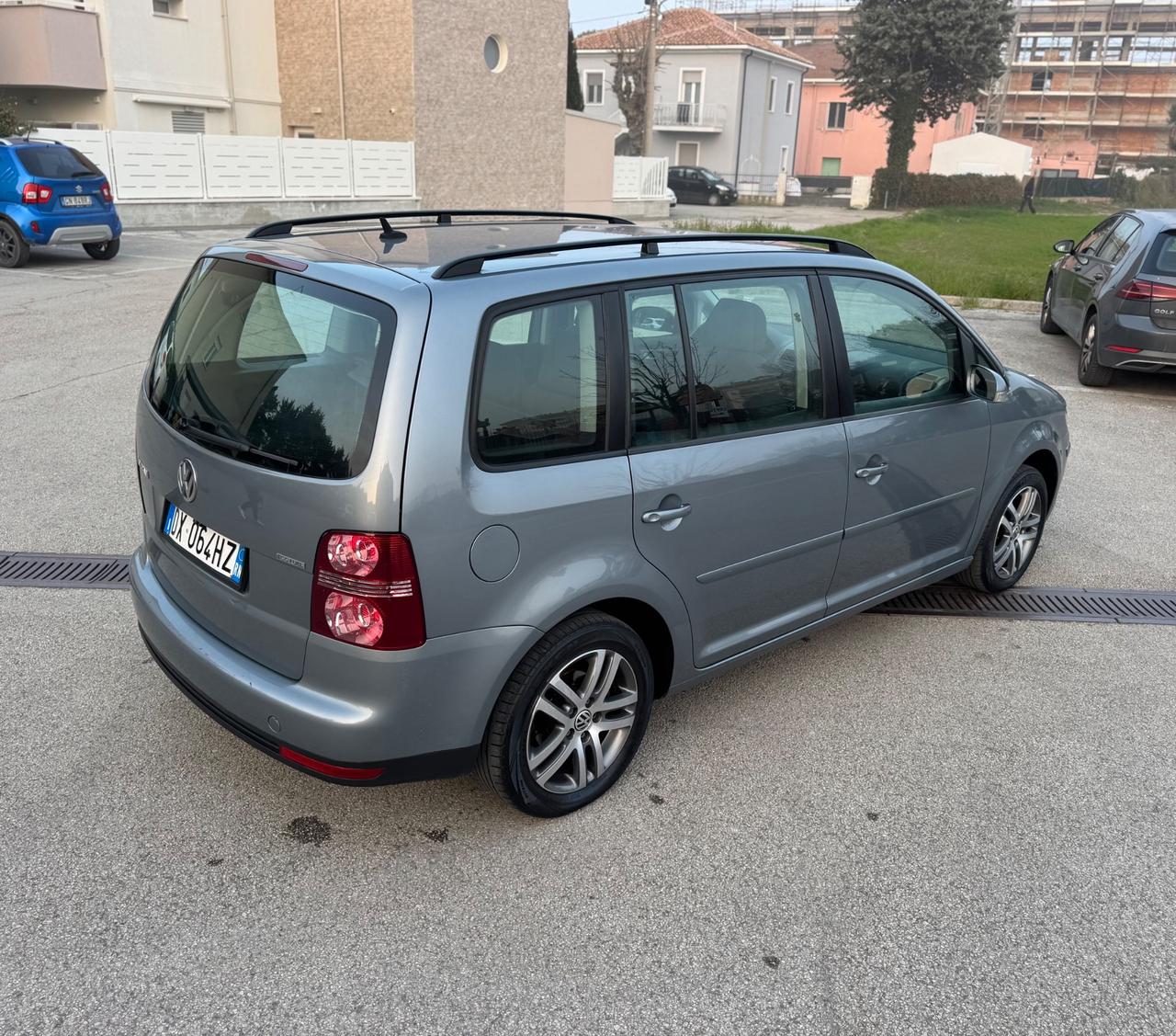 Volkswagen Touran 2.0 Highline Ecofuel 7 POSTI
