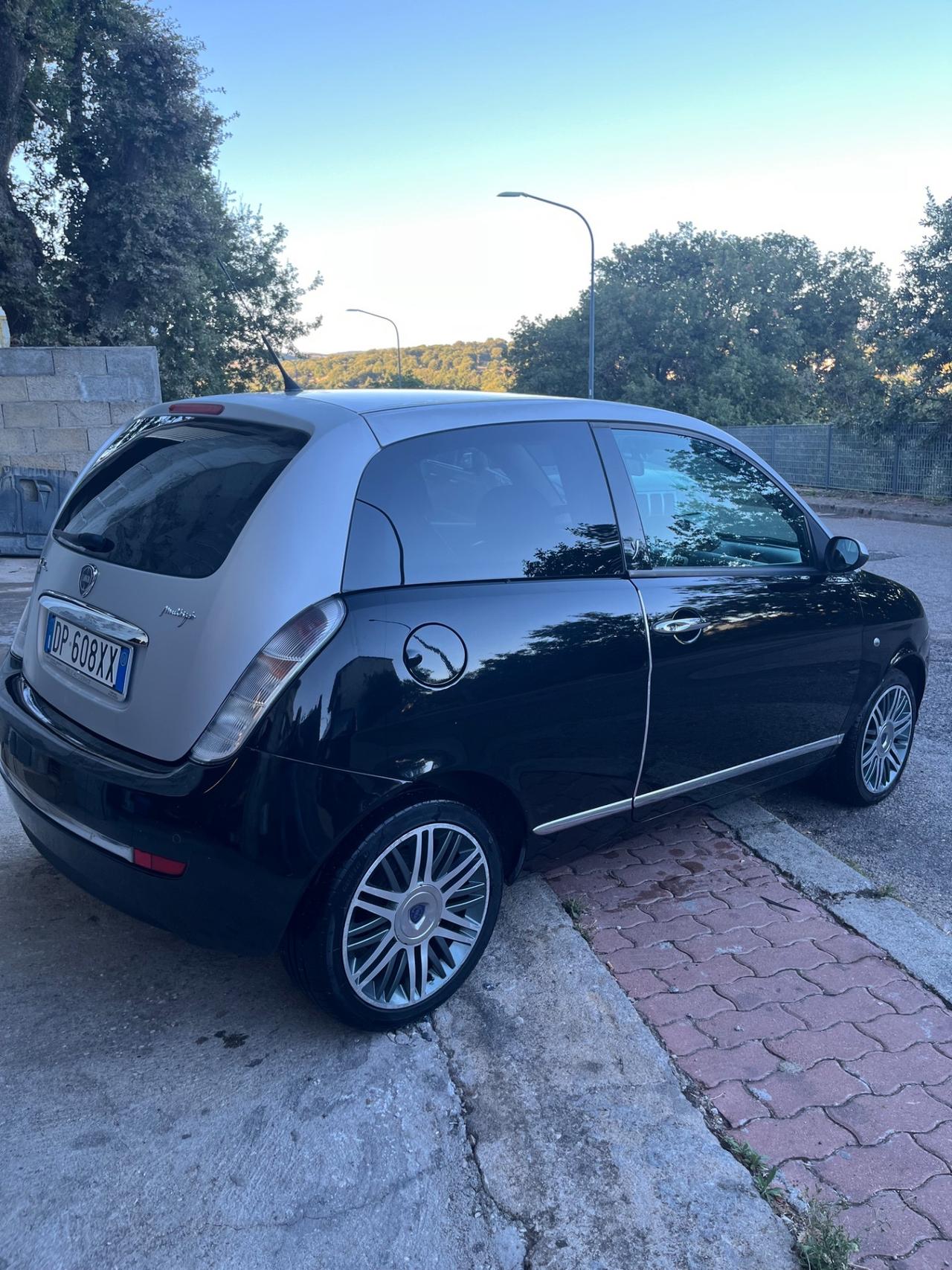 Lancia Ypsilon 1.3 MJT 75 CV DPF Sport MomoDesign