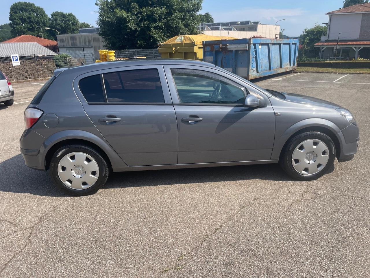Opel Astra 1.6 16V Twinport 5 porte Cosmo