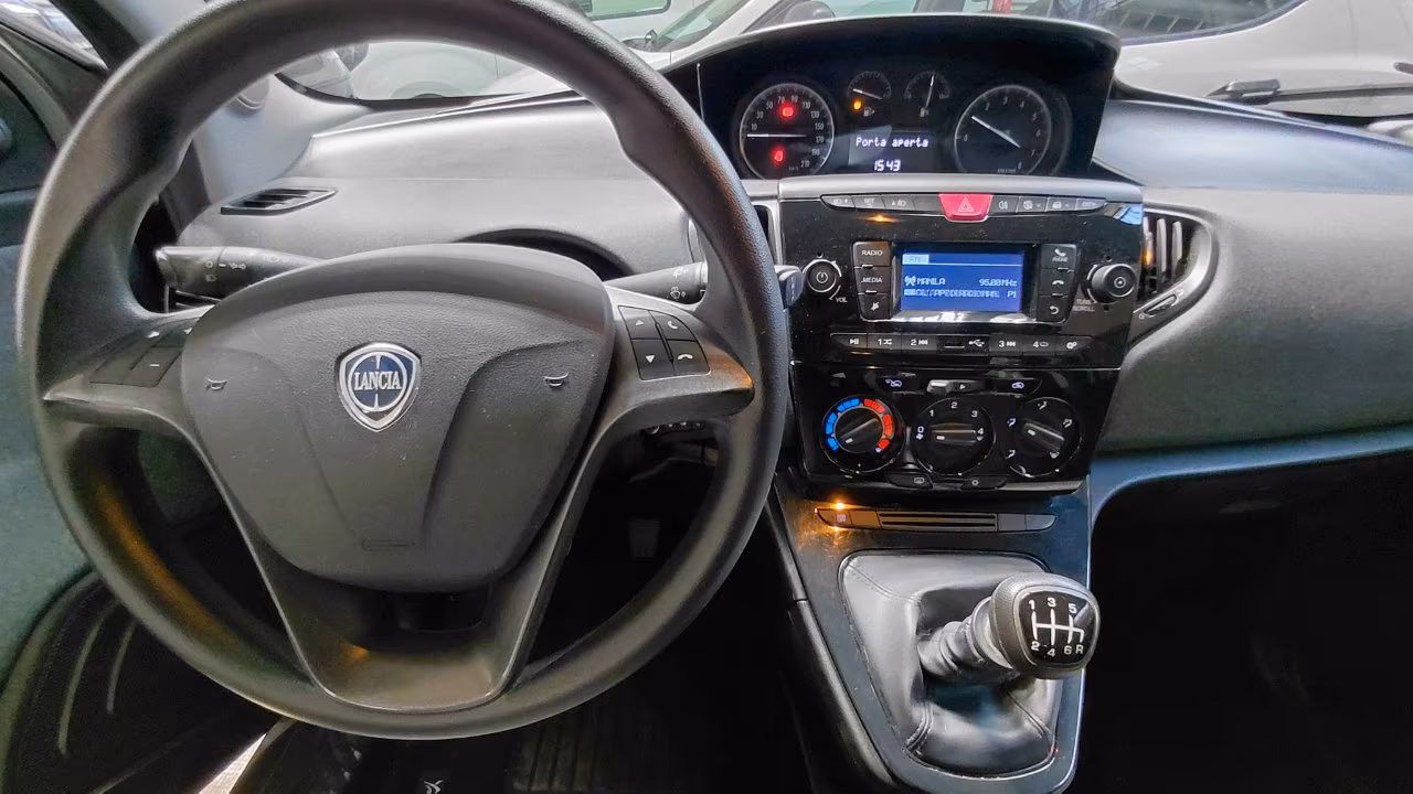 Lancia Ypsilon 1.0 70cv Firefly Hybrid S&S Silver