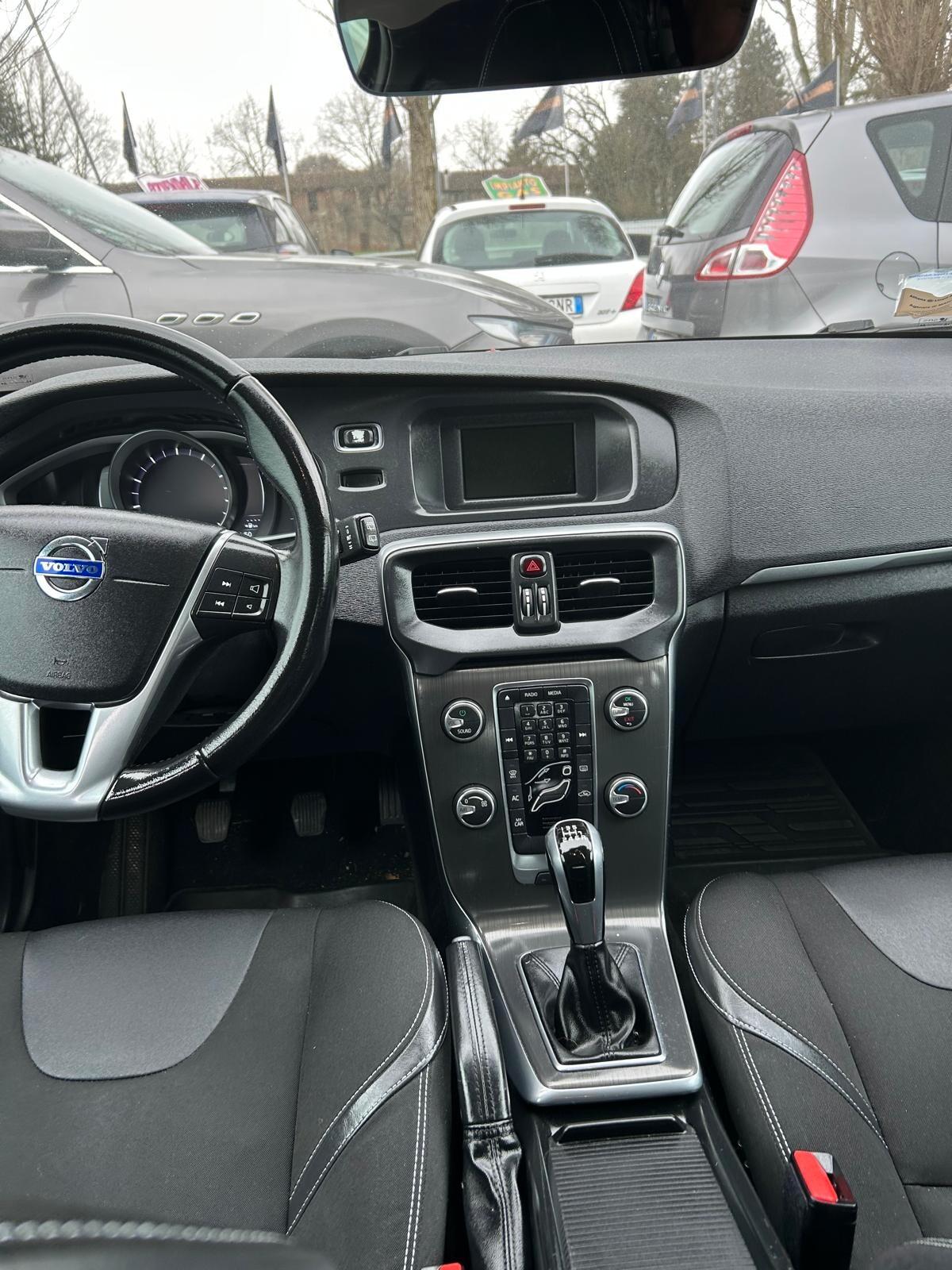 Volvo V40 T2 R-design Kinetic 2.0 Benzina ok neo patentati