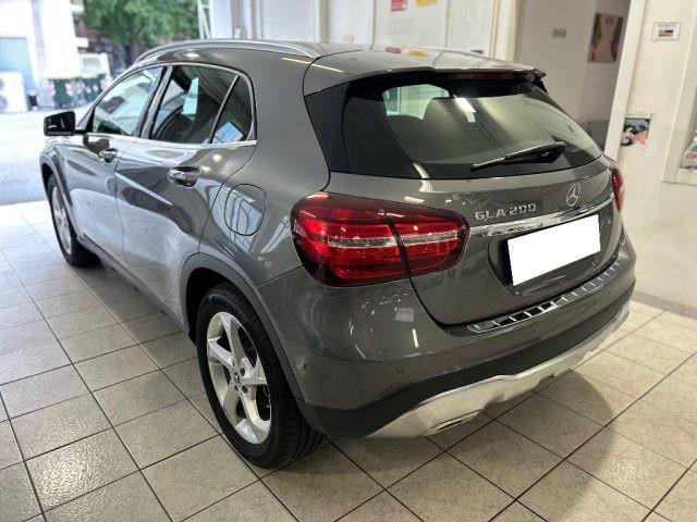 MERCEDES-BENZ GLA 200 Premium