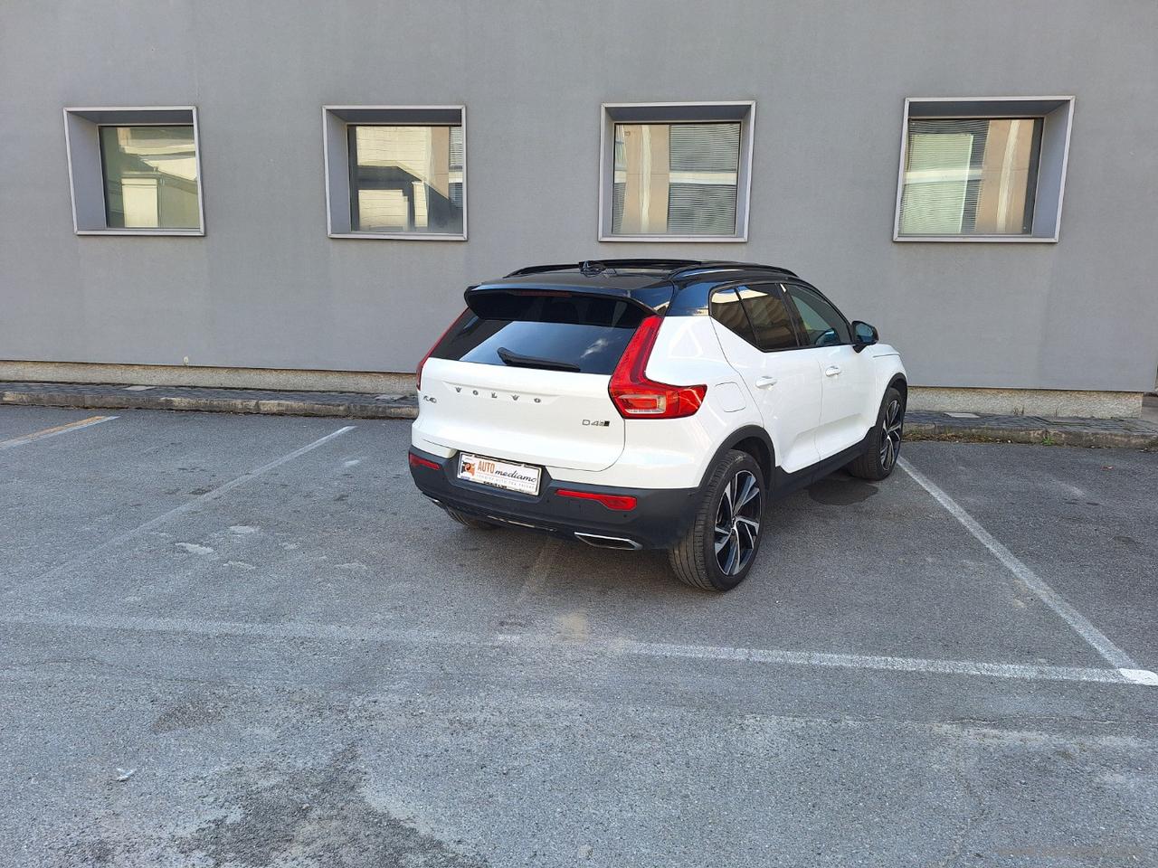 VOLVO XC40 D4 AWD R-design TETTO TAGLIANDI VOLVO UFF 360