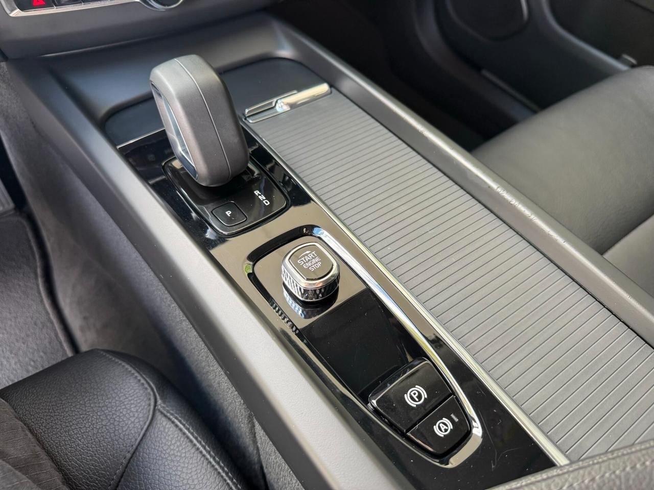 Volvo XC60 2.0b4 MomentumPro AWD GEARTRONIC GAR24M