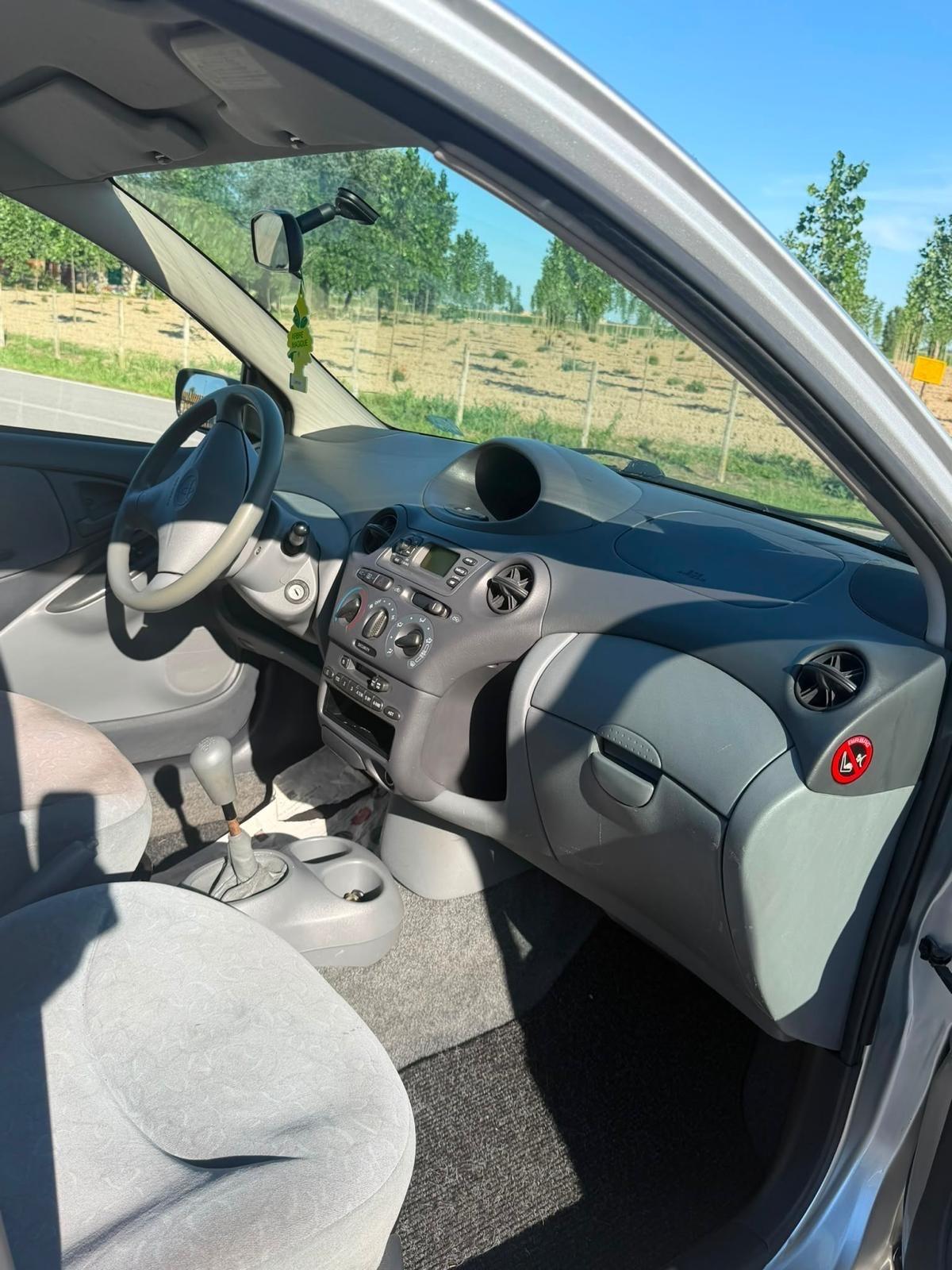 Toyota Yaris 1.0i 16V cat 5 porte Sol