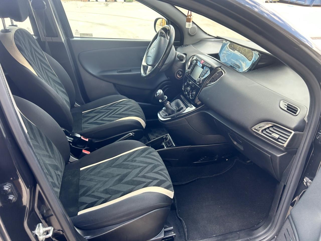 Lancia Ypsilon 1.2 69 CV 5 porte Platinum GPL