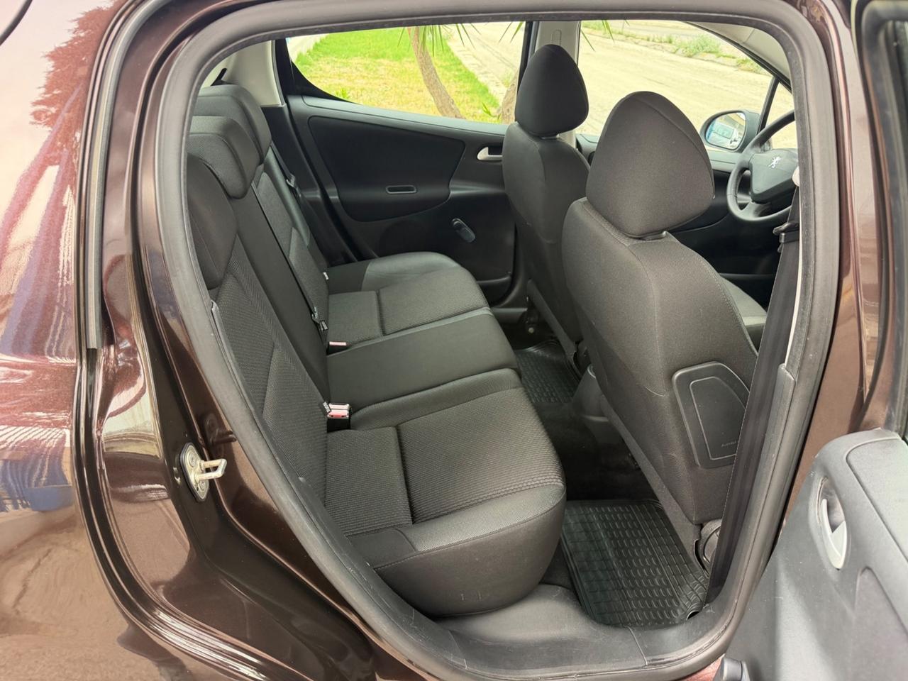 Peugeot 207 1.6 diesel 90 cv 2011 102.000 km