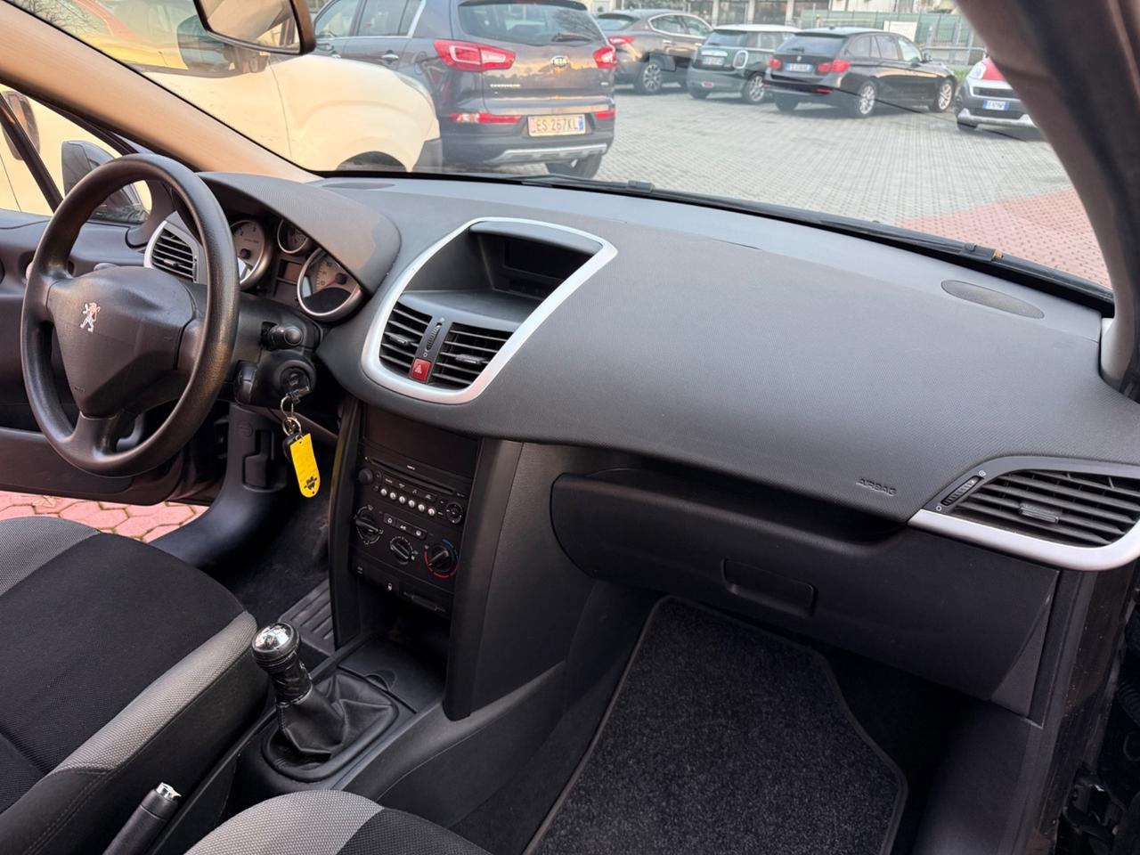 Peugeot 207 1.4 HDi 70CV - NEOPATENTATI