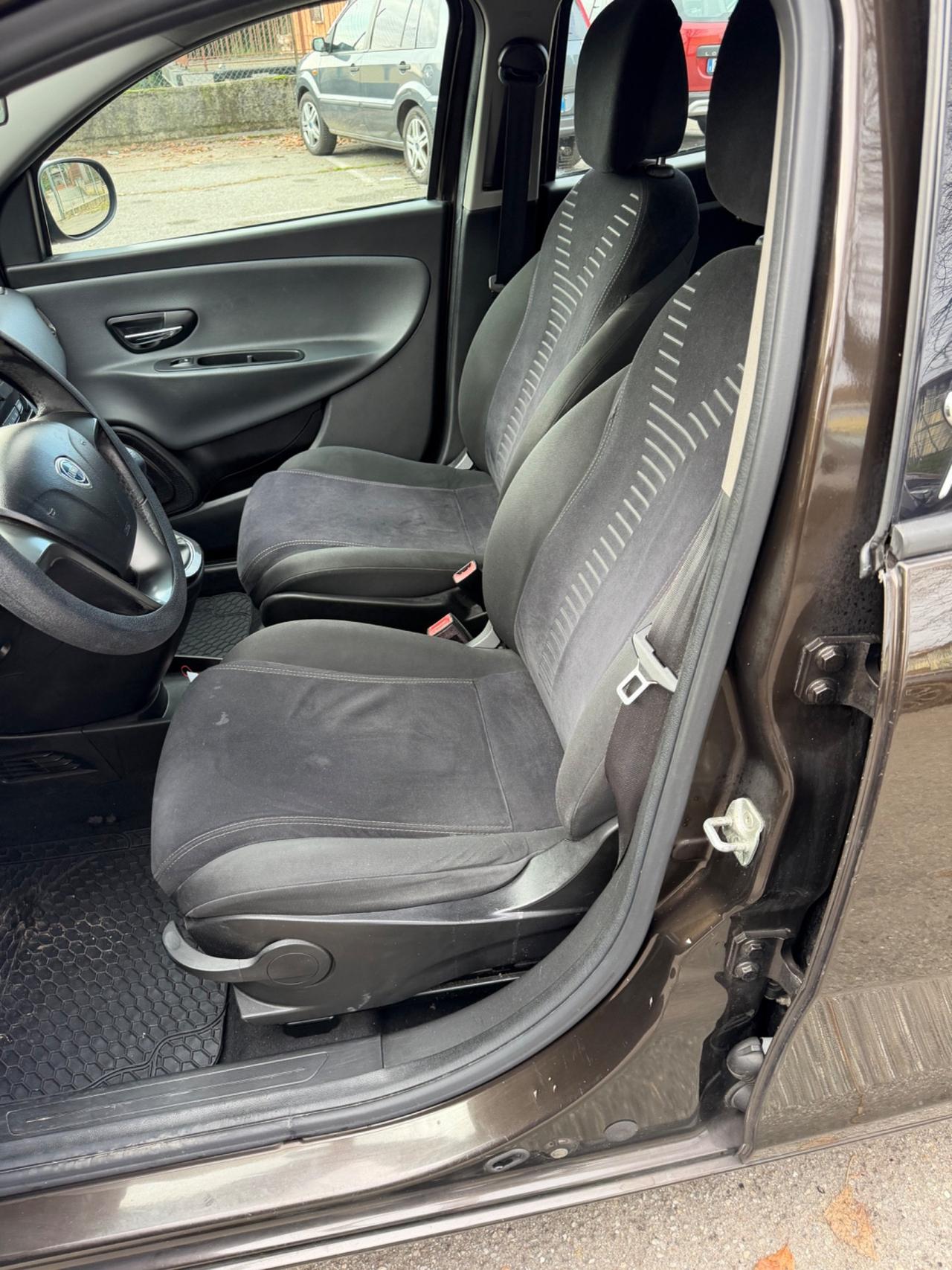 Lancia Ypsilon 1.2 69 CV Unyca