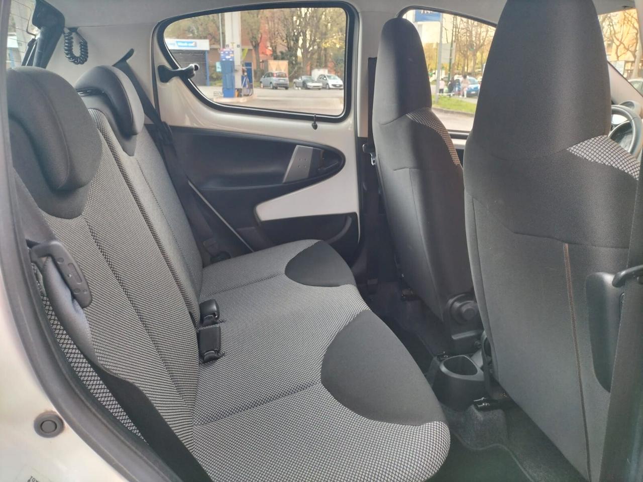 Toyota Aygo 1.0 VVT-i 69 CV 5 porte x-cool MMT