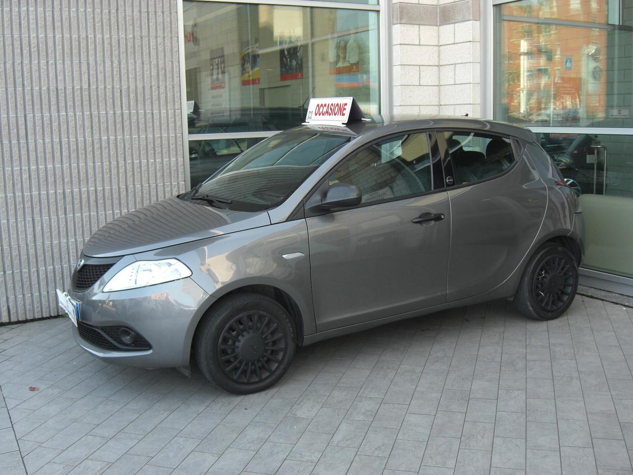 Lancia Ypsilon 1.0 FireFly 5 porte S&S Hybrid Ecochic Silver