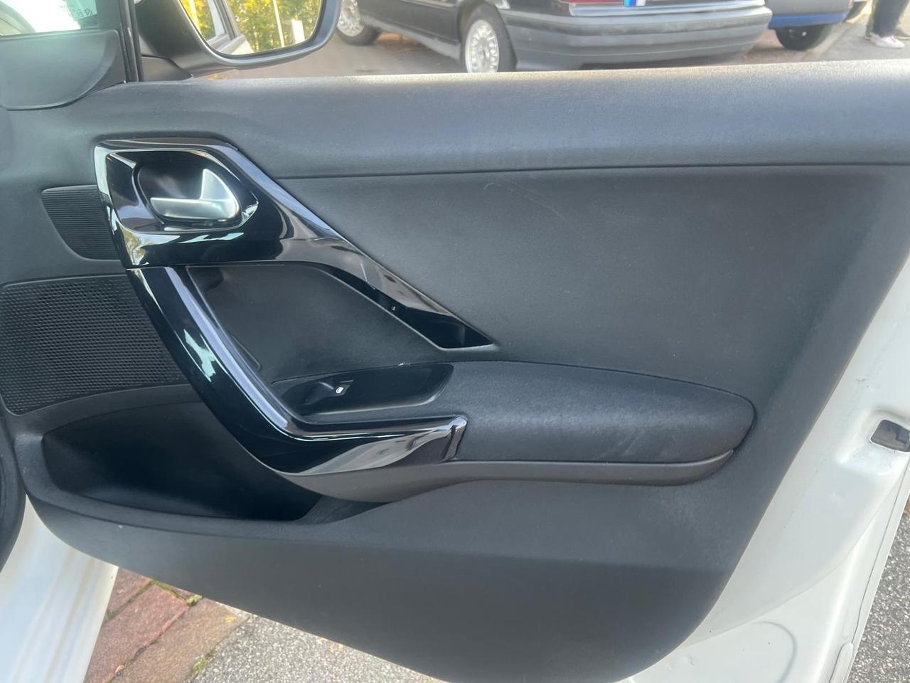 Peugeot 208 1.4 HDi 68 CV 5 porte 122000km