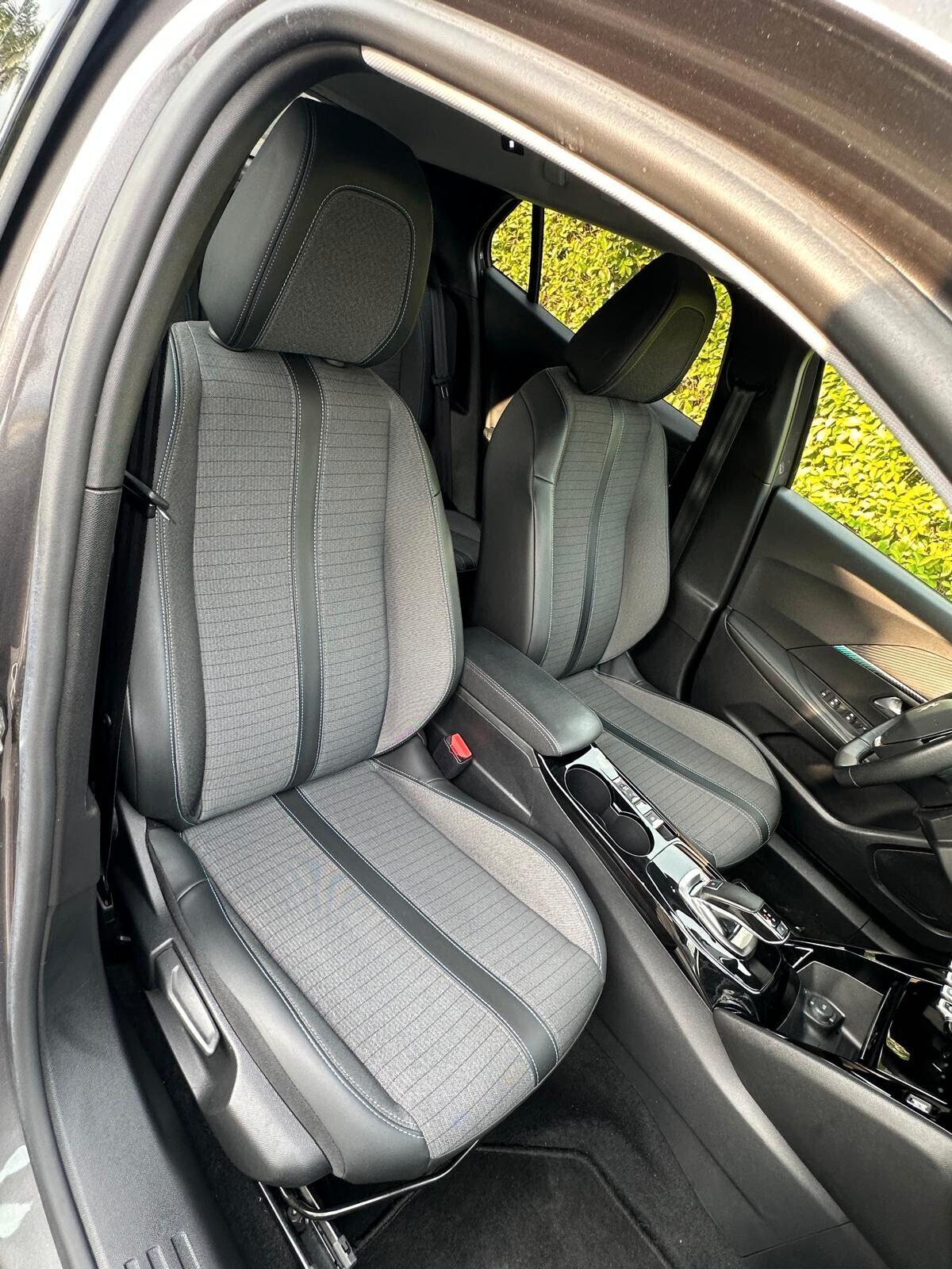 Peugeot 2008 BlueHDi 1.5HDI 130 S&S EAT8 Allure 2021 COCKPIT
