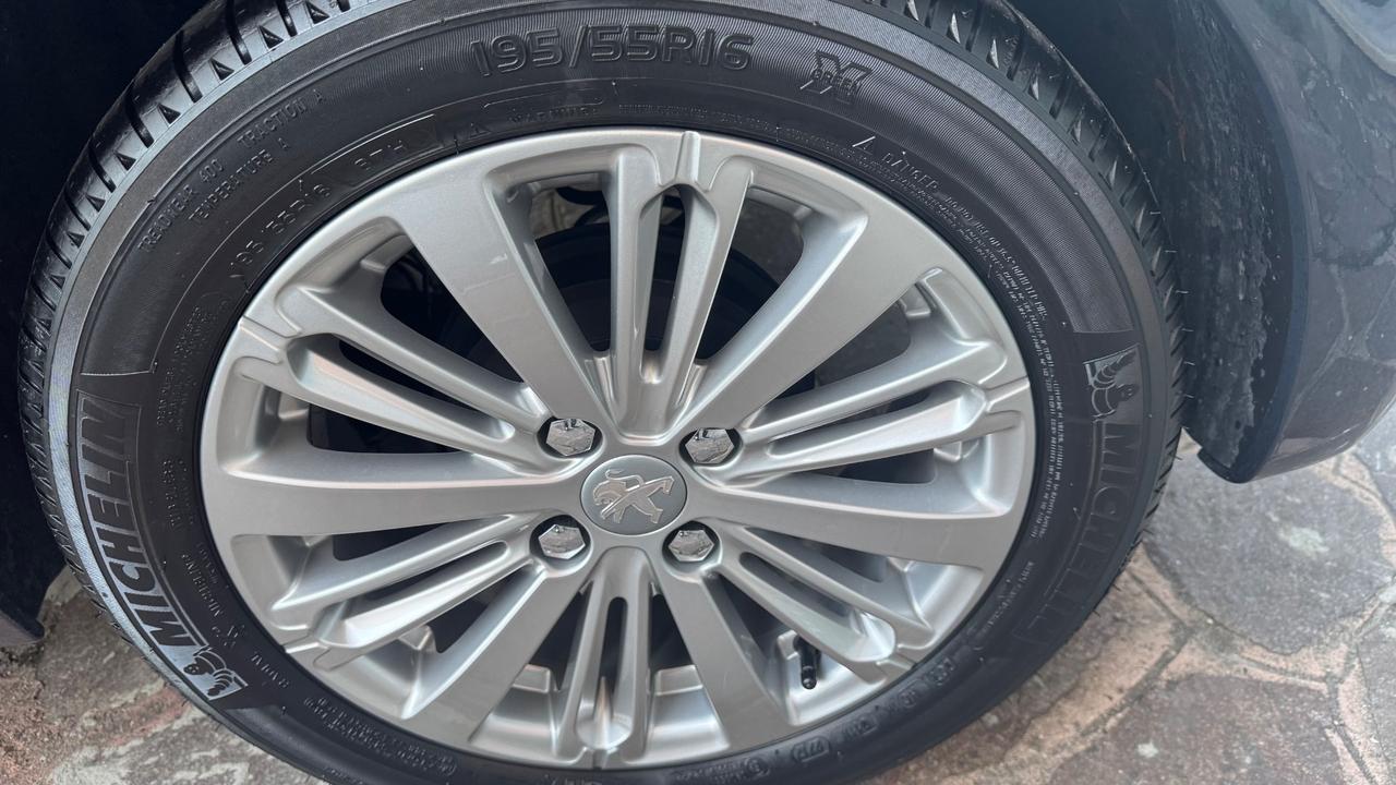 Peugeot 208 PureTech 82 5 porte Allure