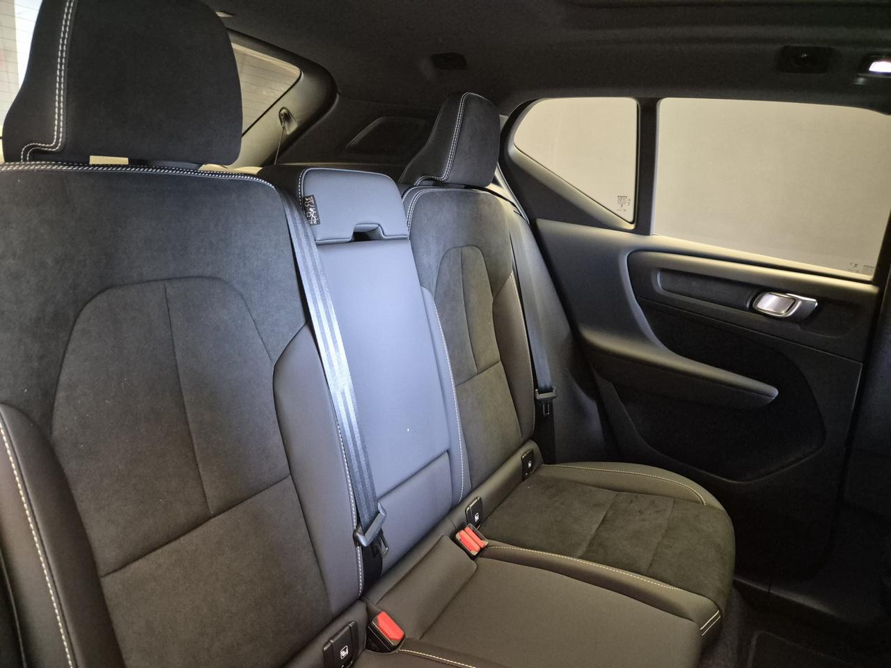 VOLVO XC40 - XC40 2.0 b3 Ultimate Dark auto