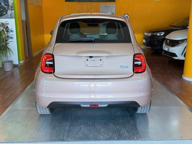 FIAT 500e Berlina 42 kWh La Prima 320