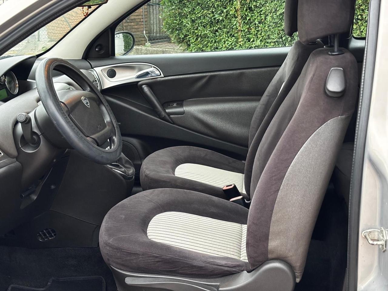 Lancia Ypsilon 1.4 16V Sport MomoDesign – €3.700 | 105.000 km