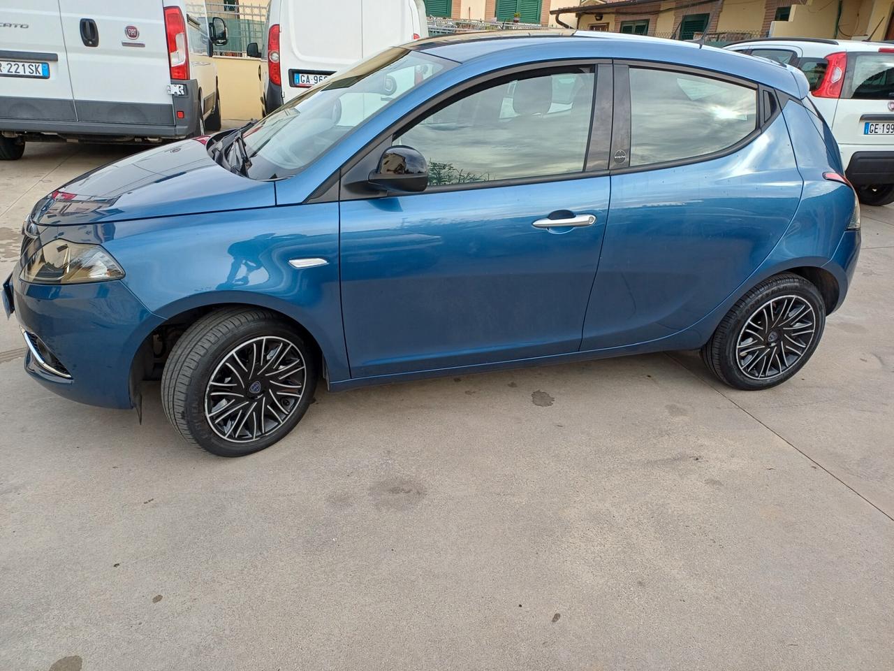 Lancia Ypsilon 1.0 FIRE FLY HYBRID 5 PORTE