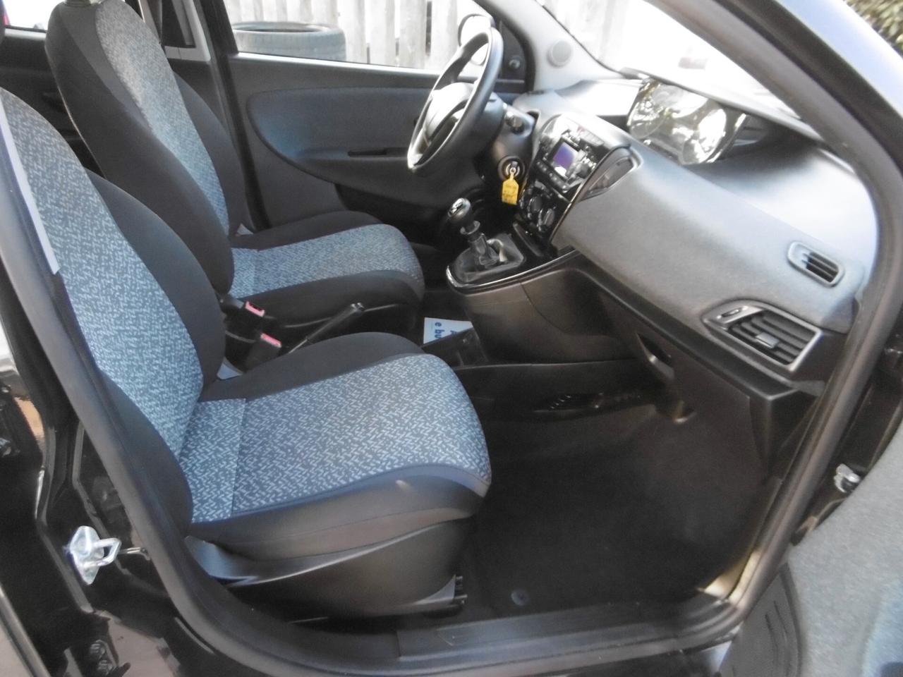 Lancia Ypsilon 1.0 FireFly 5 porte S&S Hybrid Silver