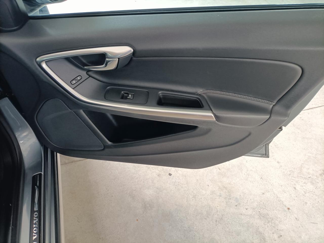 Volvo V60 2.0 D3 150 CV Geartronic R-design - 06/2016