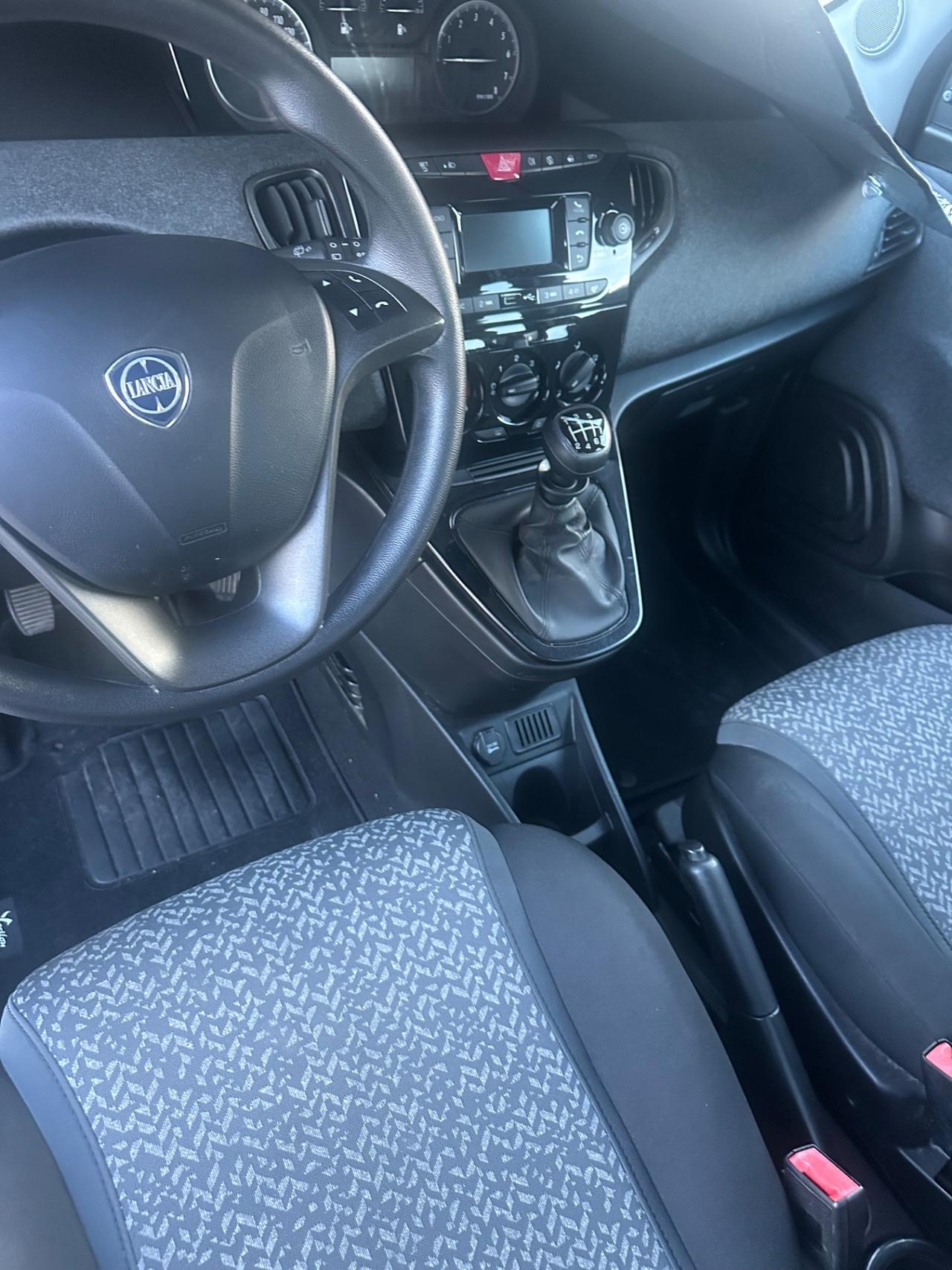 Lancia Ypsilon 1.0 FireFly 5 porte S&S Hybrid Silver