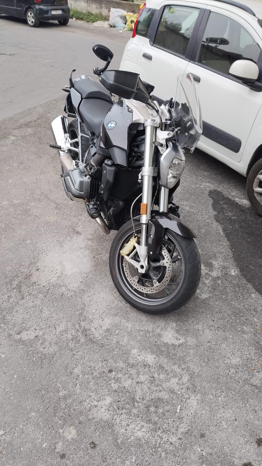 Bmw R 1200 R – 117 CV – 28.221 km – Faretti LED + 3 Bauli