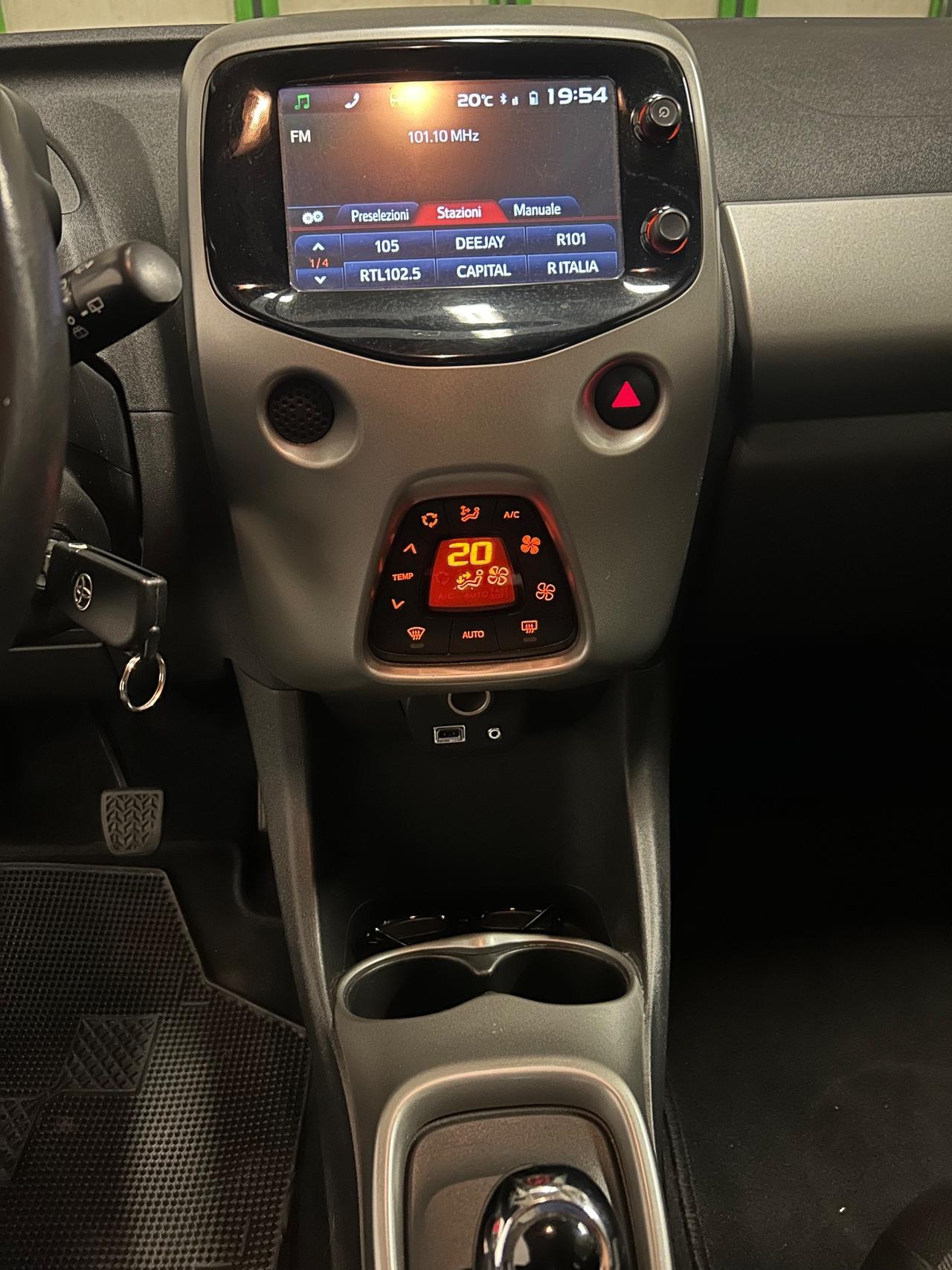 Toyota Aygo 1.0 VVT-i 69 CV 5 porte x-clusiv MMT
