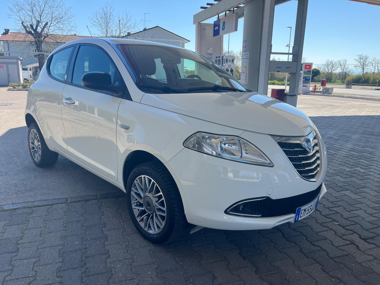 Lancia Ypsilon 0.9 TwinAir 85 CV 5 porte Metano Ecochic Gold
