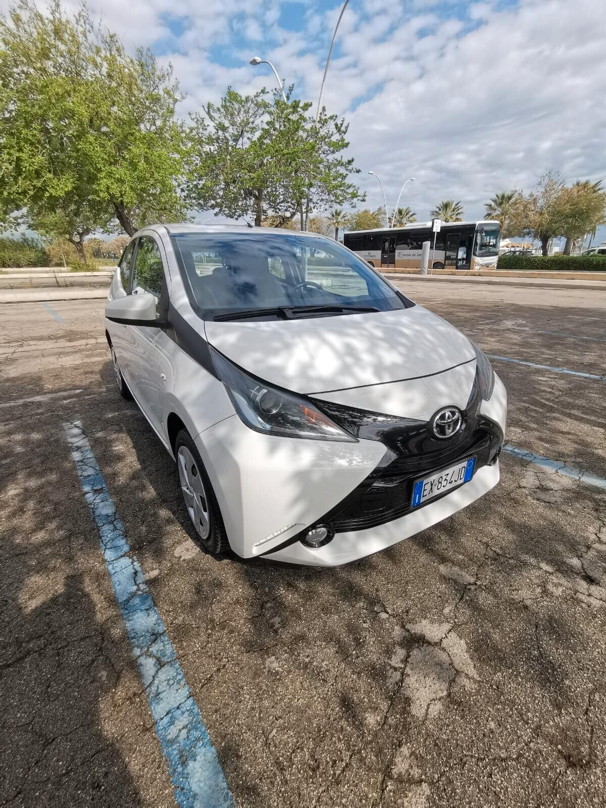 Toyota Aygo 1.0 VVT-i 69 CV 5 porte x-play MMT 2015