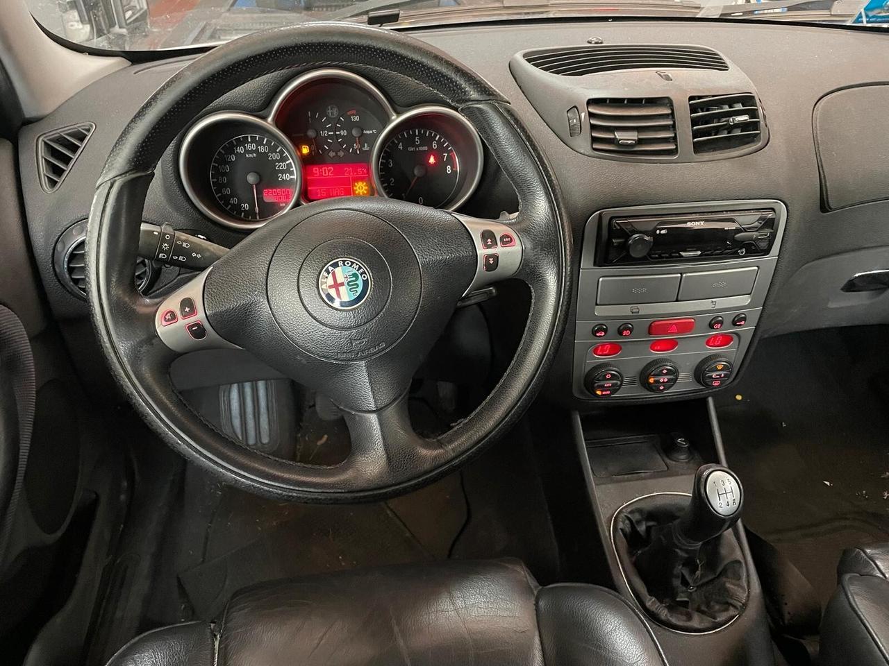 Alfa Romeo 147 1.6i 16V Twin Spark cat 5p. Distinctive