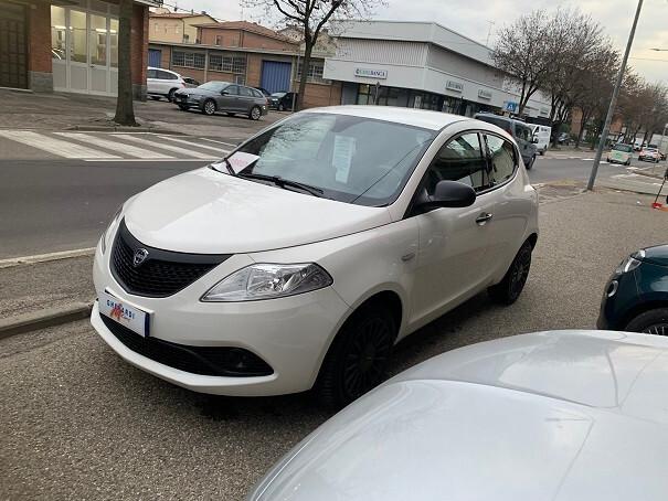 Lancia Ypsilon 1.0 FireFly 5 porte S&S Hybrid Ecochic Silver