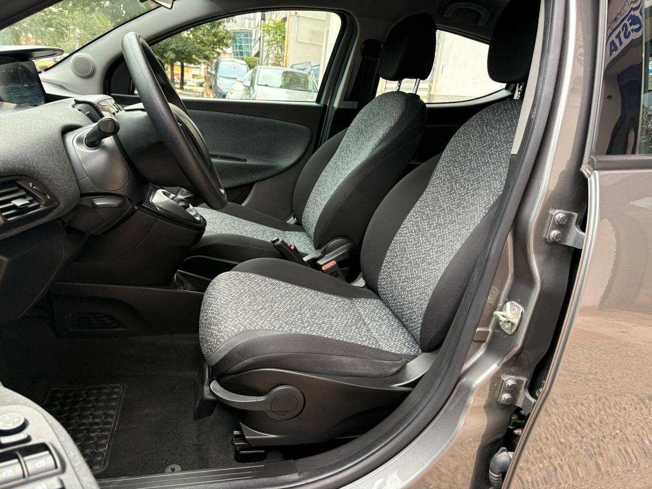 Lancia Ypsilon 1.0 Hybrid Silver - 12/22