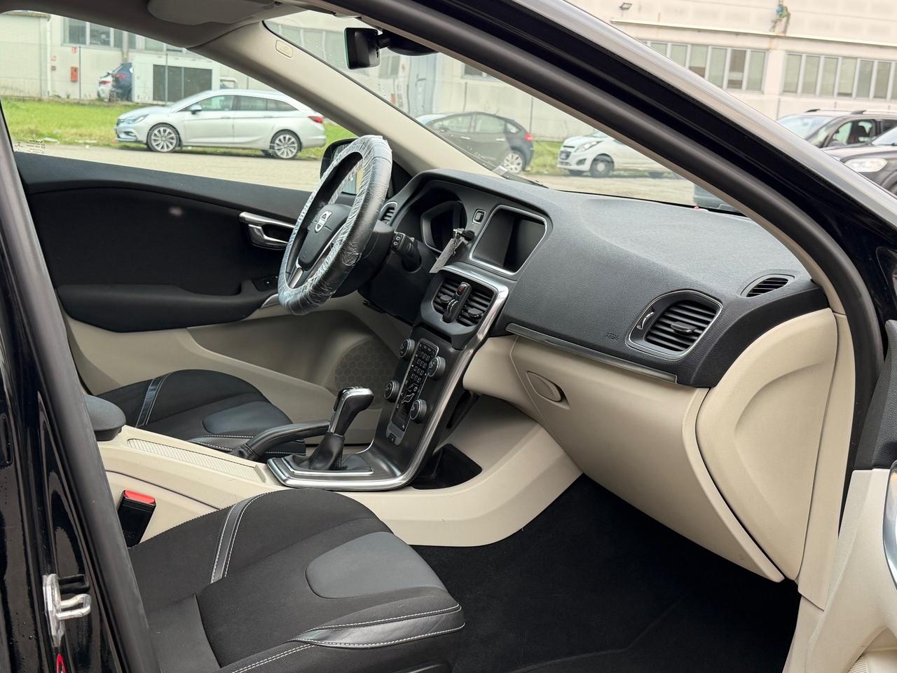 Volvo V40 120CV D2 R-design 2017 EURO6 Neopatentati