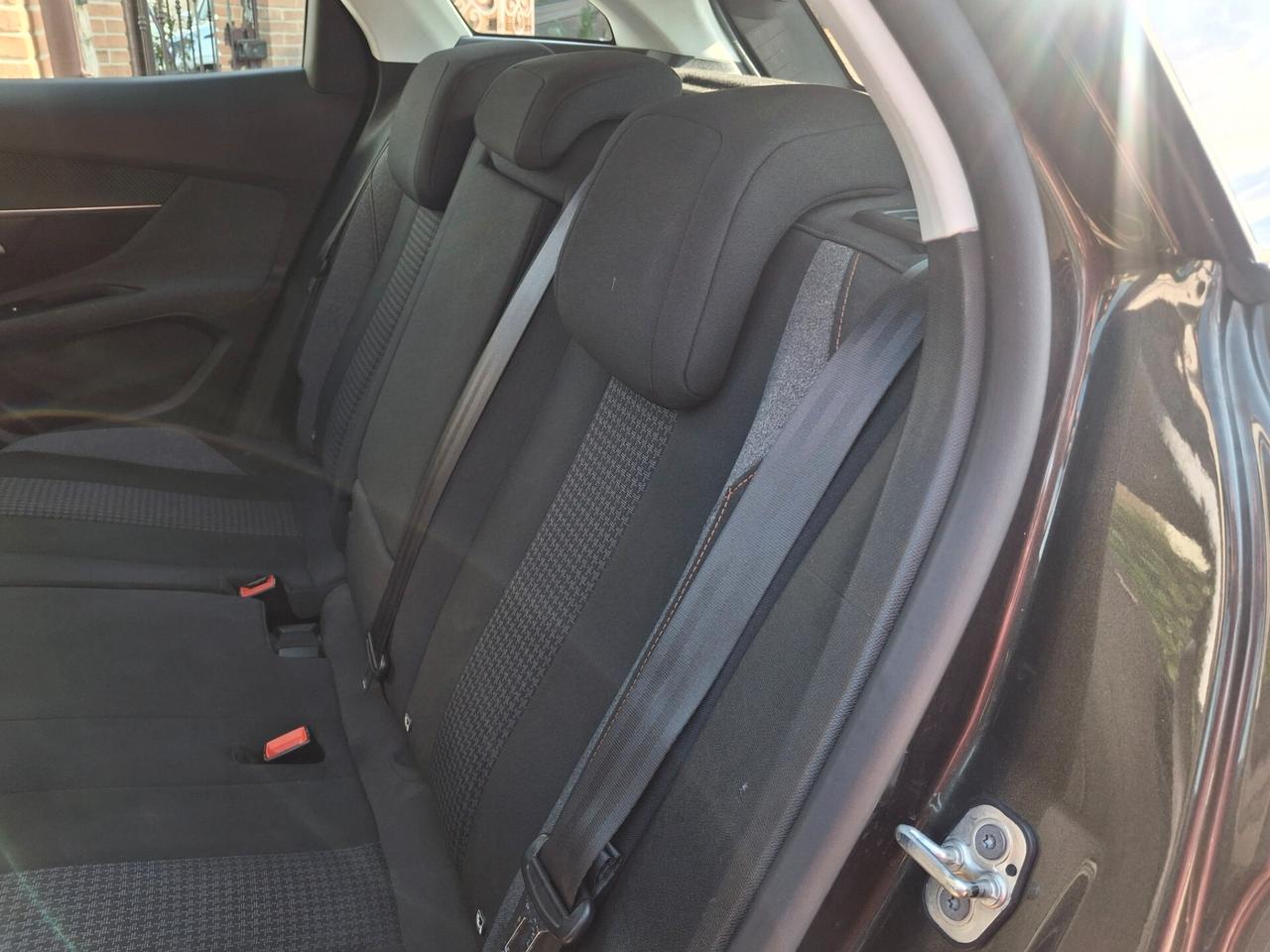 Peugeot 3008 BlueHDi 130 S&S EAT8 Allure