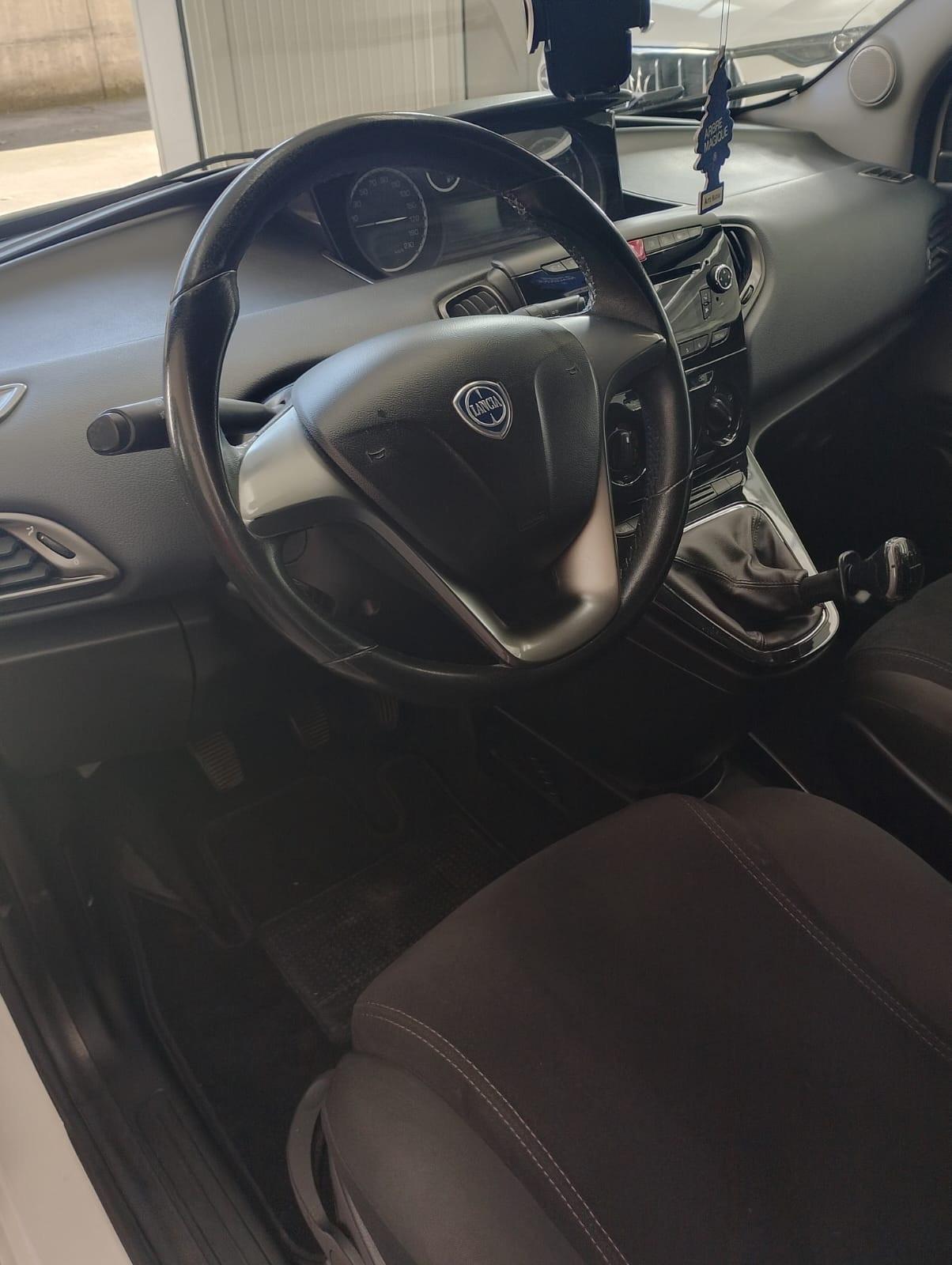 Lancia Ypsilon 1.2 69 CV Unyca