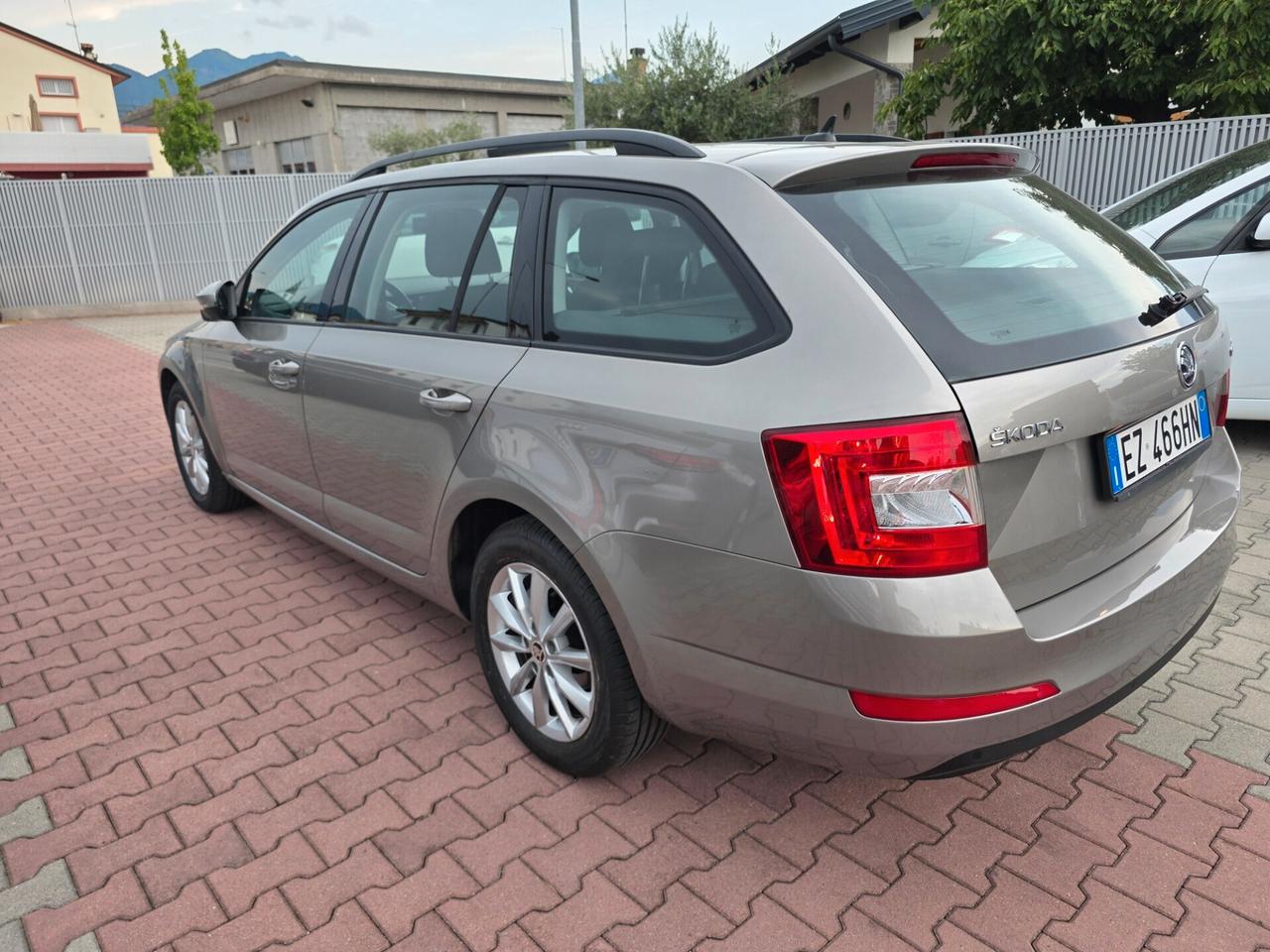 Skoda Octavia 1.6 TDI CR 105CV DSG full