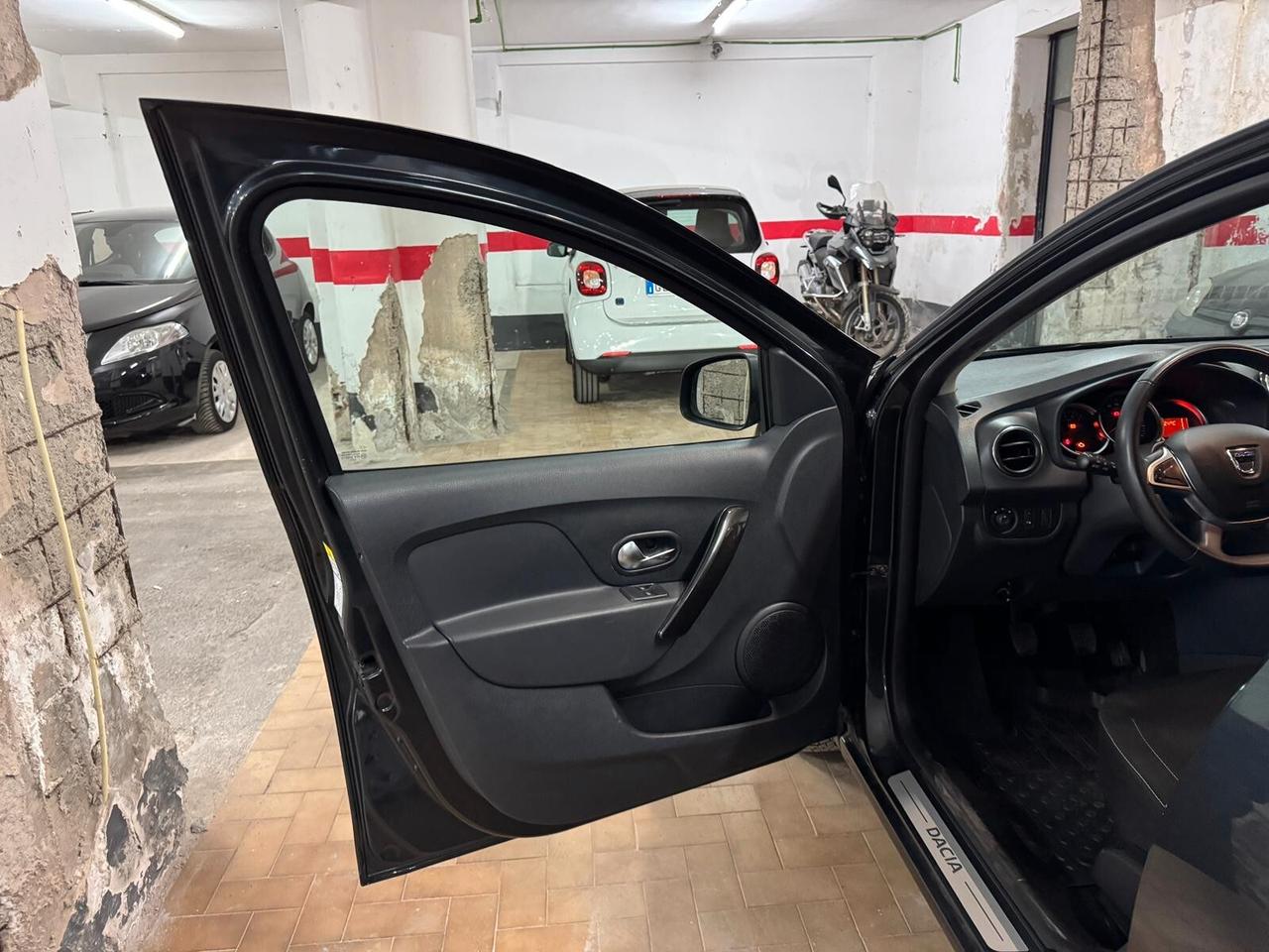 Dacia Sandero 1.0 Laureate NEOPATENTATI – Km Certificati – Garanzia 12 Mesi