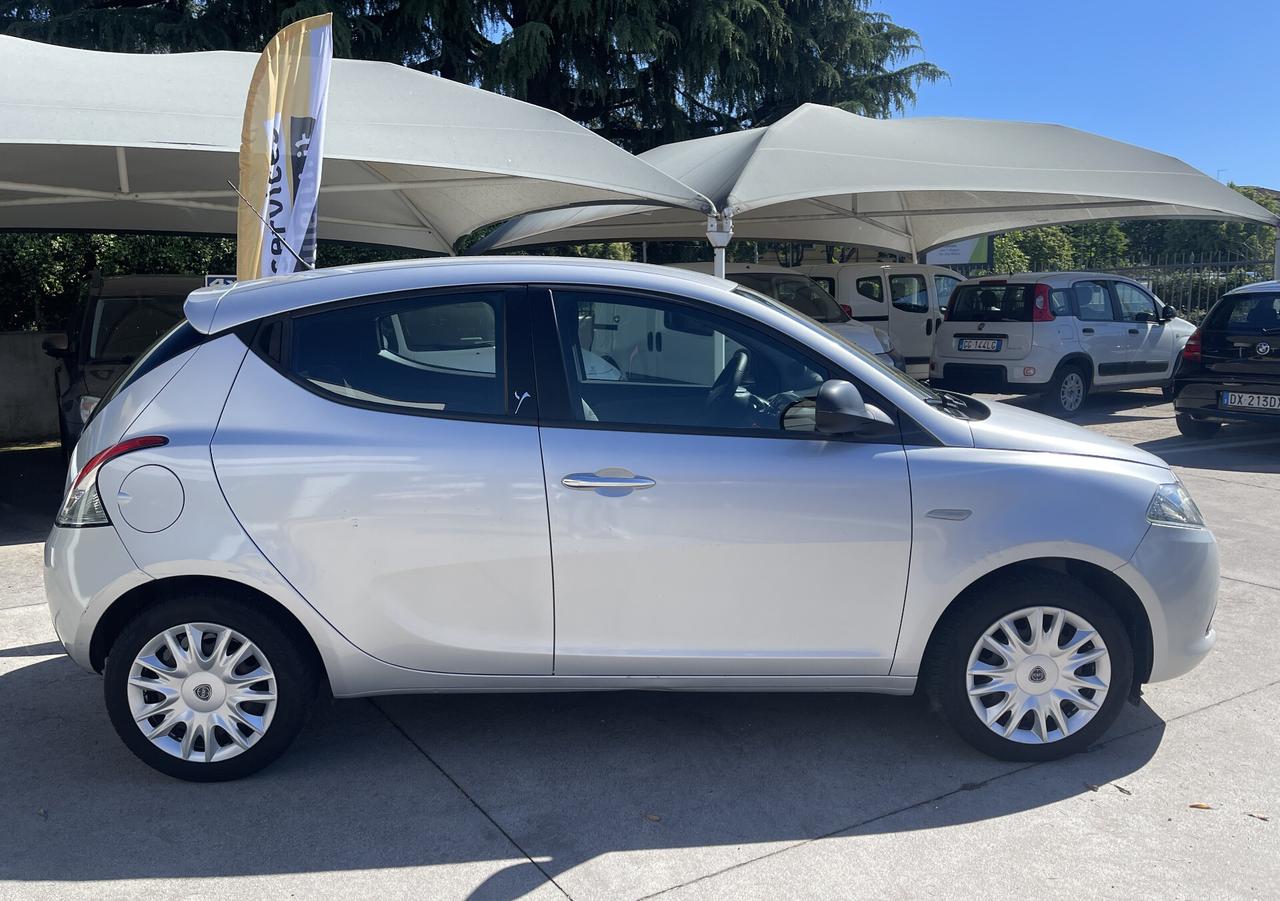 Lancia Ypsilon 1.2 69 CV Silver - neopatentati