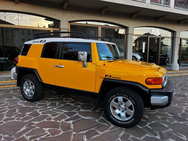 TOYOTA Land Cruiser FJ