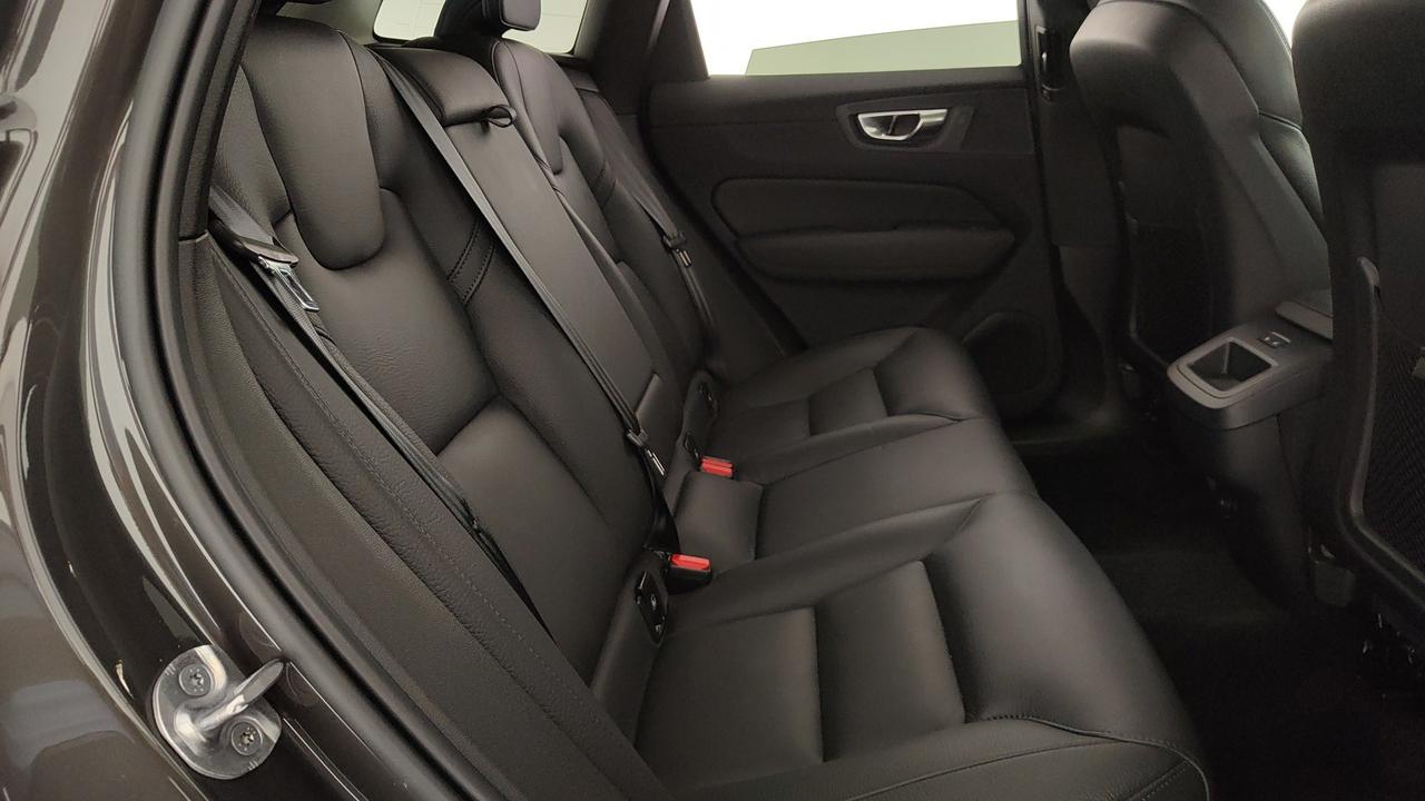 VOLVO XC60 2.0 b4 Plus Dark auto